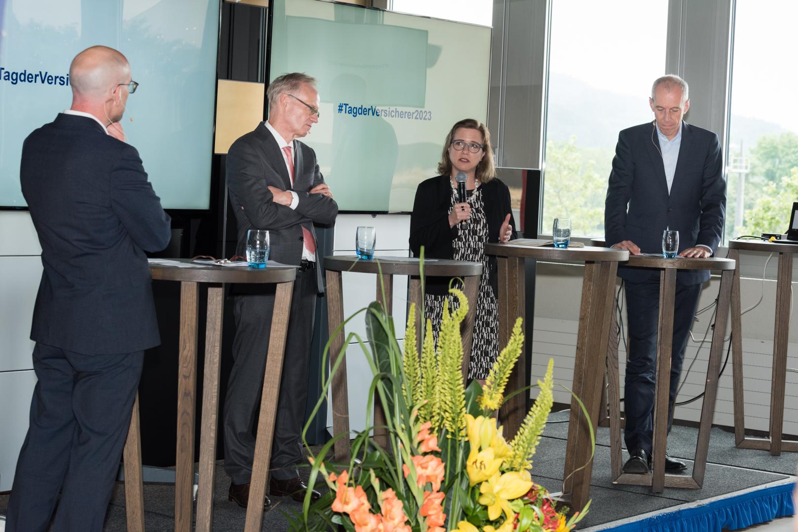 Podium am Tag der Versicherer 2023: Michael Schönenberger (Moderation), Eric Gujer (Chefredaktor NZZ), Christa Markwalder (Nationalrätin Kt. Bern) und Patrick Raaflaub (Swiss Re)